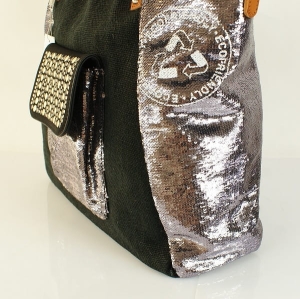 Detal torebki worek – wysokiej jakości skóra ekologiczna i srebrne okucia