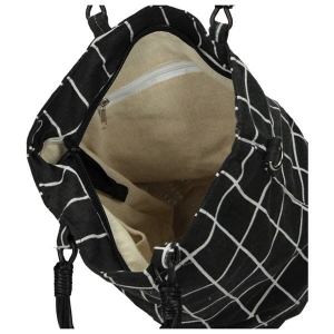 Wnętrze czarnego koszyczka Nobo – jedna komora i trzy kieszonki na drobiazgi