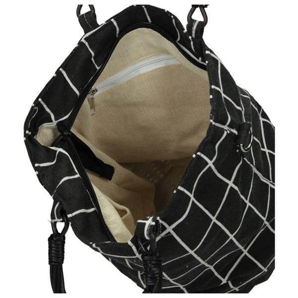 Wnętrze czarnego koszyczka Nobo – jedna komora i trzy kieszonki na drobiazgi