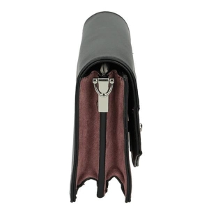 Torebka damska Nobo – zbliżenie na srebrne logo marki i elegancką klapkę