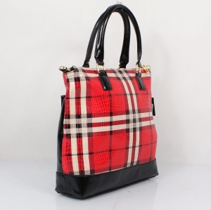 Torebka Nobo czarno-czerwona w aranżacji lifestyle – widok z boku