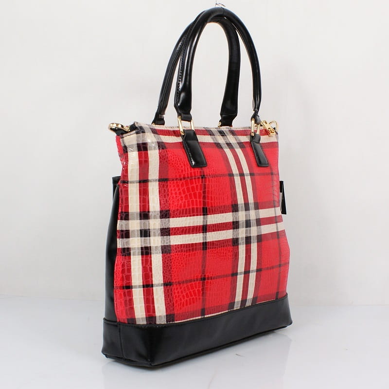 Torebka Nobo czarno-czerwona w aranżacji lifestyle – widok z boku