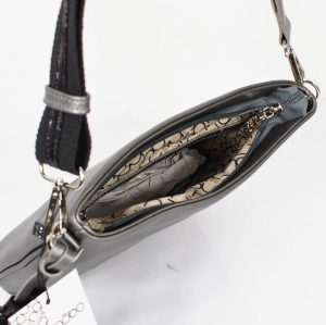 Wnętrze torebki NOBO – jedna komora zamykana na zamek i trzy kieszonki