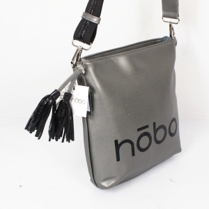 Elegancka listonoszka Nobo – stalowy front z ozdobną srebrną przewieszką