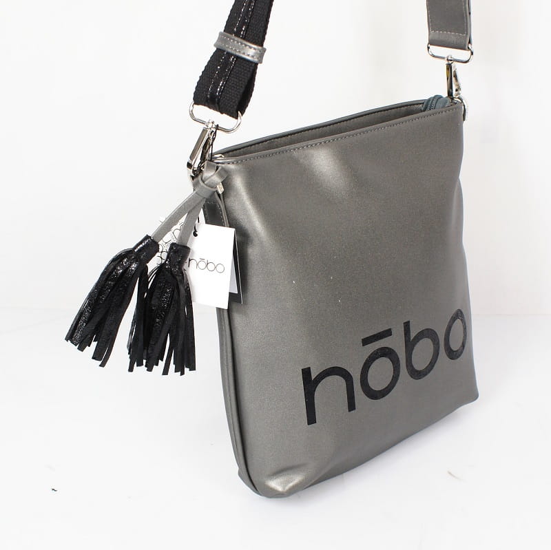Elegancka listonoszka Nobo – stalowy front z ozdobną srebrną przewieszką
