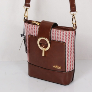 Metalowe okucia na spodzie brązowej listonoszki Nobo chroniące przed przetarciem