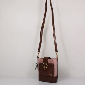 Brązowa listonoszka Nobo w stylowej stylizacji damskiej