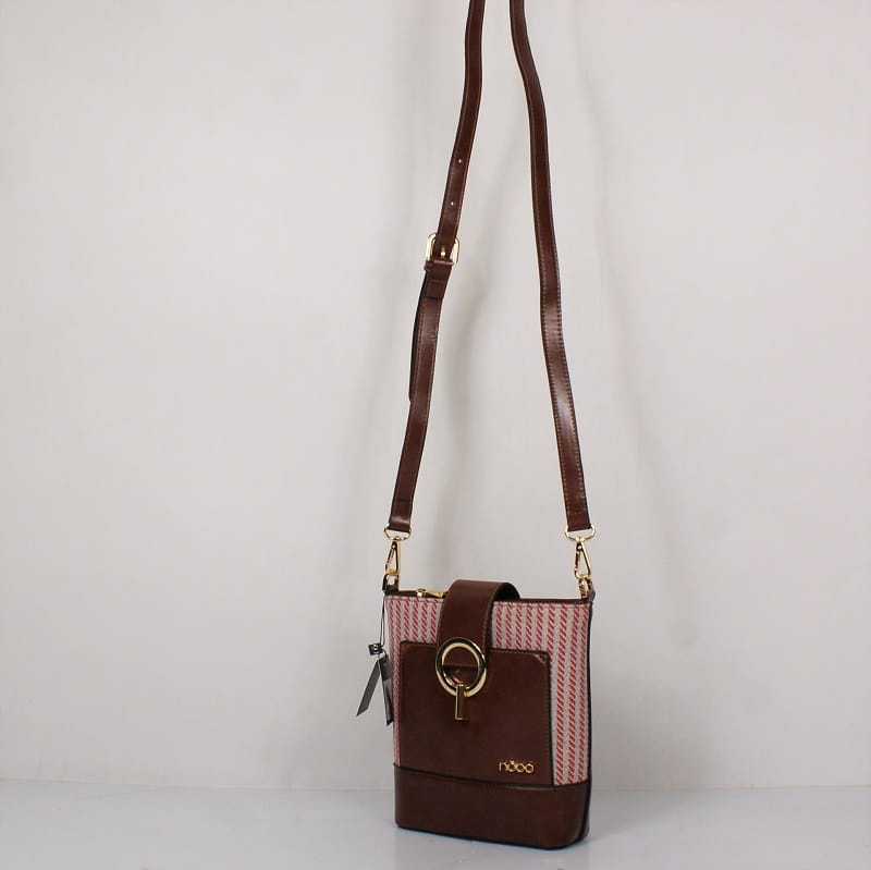 Brązowa listonoszka Nobo w stylowej stylizacji damskiej