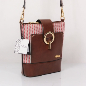 Brązowa wizytowa listonoszka Nobo widok z boku, pokazujący głębokość i kształt