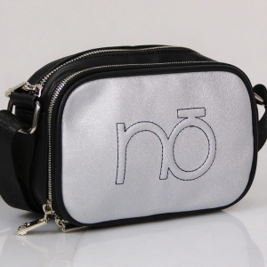„Elegancka srebrna torebka damska Nobo z logo firmy”