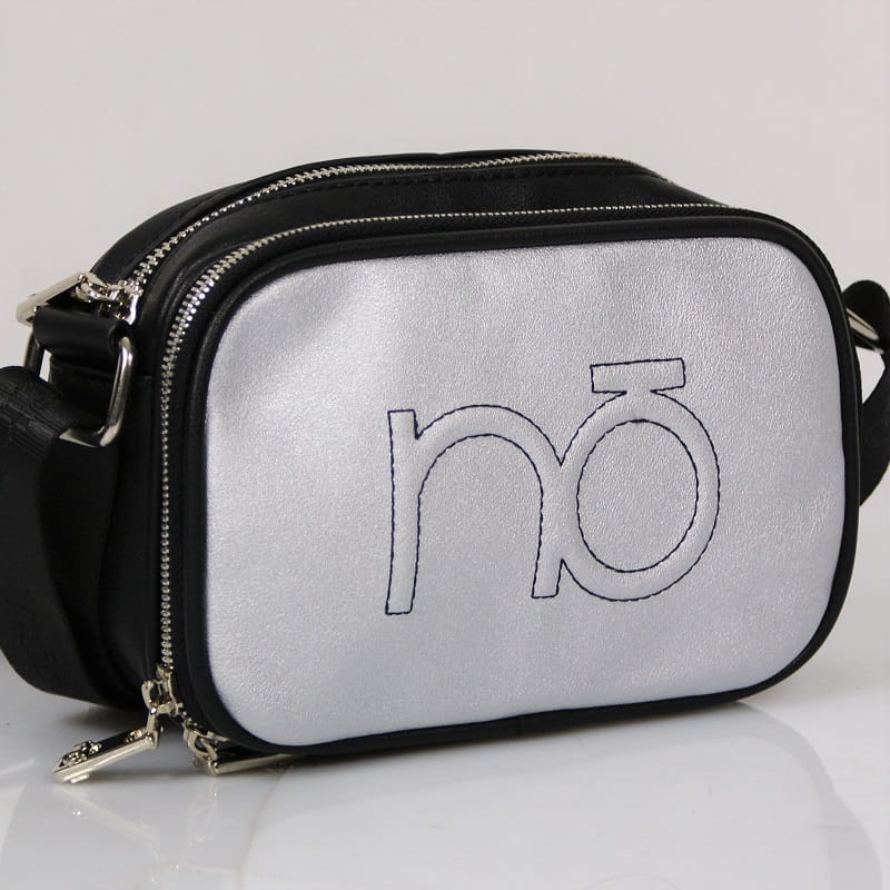 „Elegancka srebrna torebka damska Nobo z logo firmy”