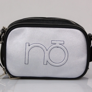 Przedni panel srebrnej listonoszki Nobo z logo firmy