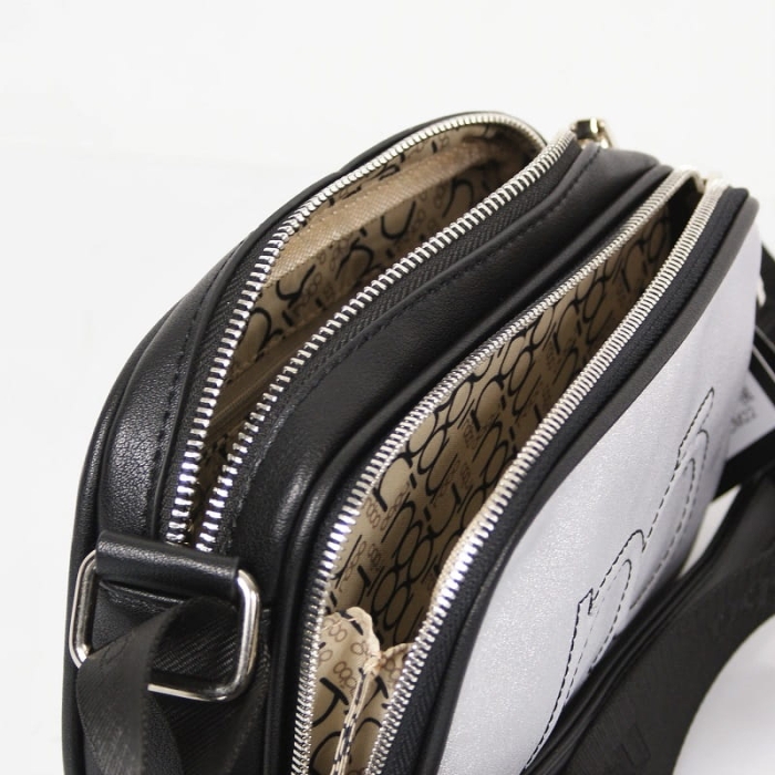 Wnętrze srebrnej listonoszki Nobo – dwie komory i praktyczne kieszonki