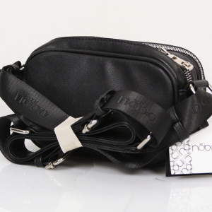 Tył srebrnej listonoszki Nobo z widoczną kieszonką i detalami