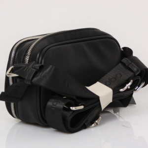 Wysokiej jakości skóra ekologiczna i metalowe okucia srebrnej listonoszki Nobo