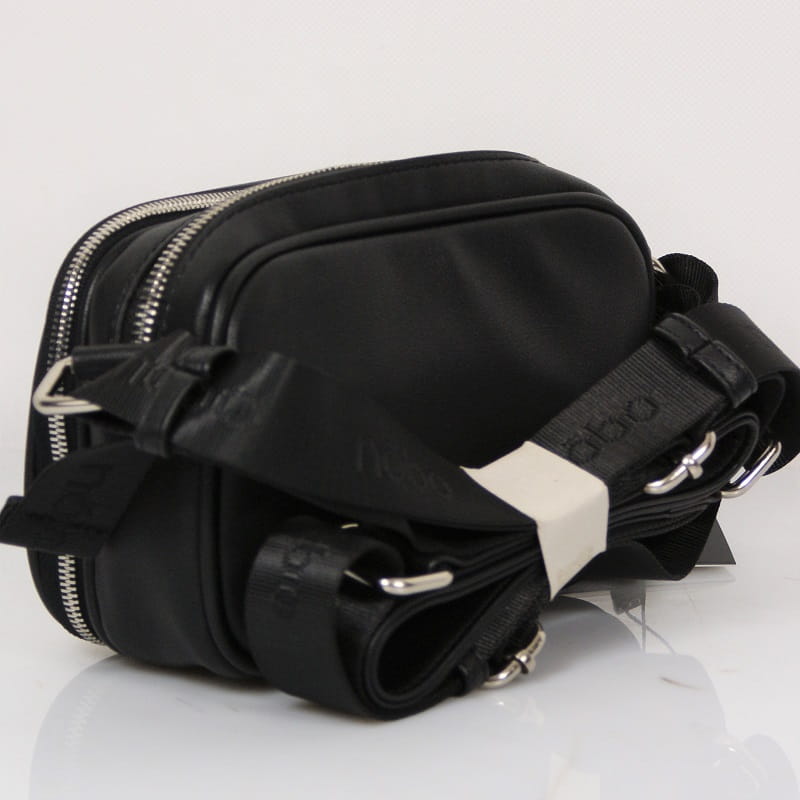 Wysokiej jakości skóra ekologiczna i metalowe okucia srebrnej listonoszki Nobo