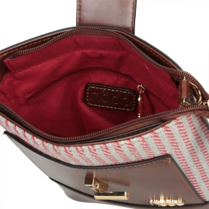 Wnętrze brązowej listonoszki Nobo z dwiema praktycznymi kieszonkami i jedną komorą