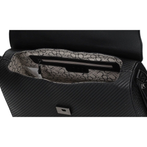 Wnętrze czarnego kuferka Nobo – jedna komora i trzy praktyczne kieszonki