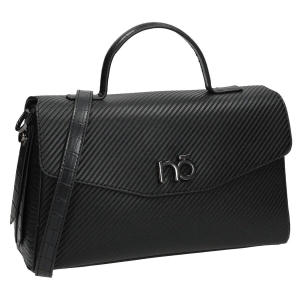 Gładki front i subtelne srebrne logo na czarnej torebce Nobo kuferek