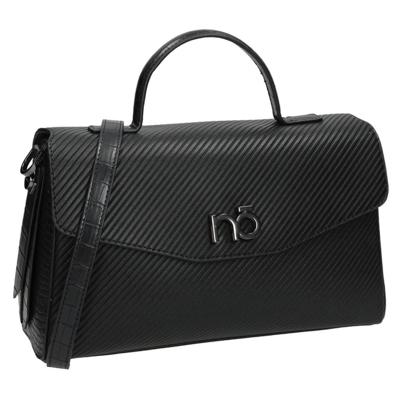 Gładki front i subtelne srebrne logo na czarnej torebce Nobo kuferek