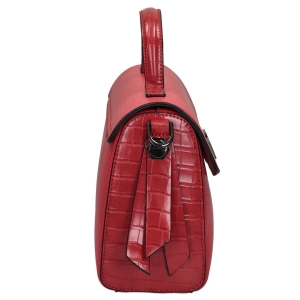 Bok i spód torebki z metalowymi okuciami