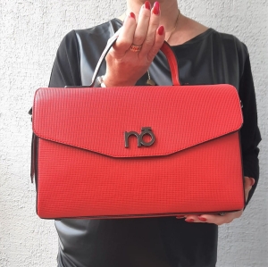 Stylowa czerwona torebka Nobo kuferek, elegancka i funkcjonalna dla kobiet