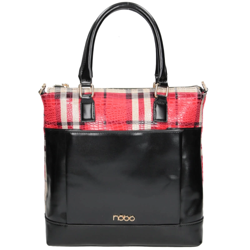 Zbliżenie na złote detale i logo marki Nobo na torebce