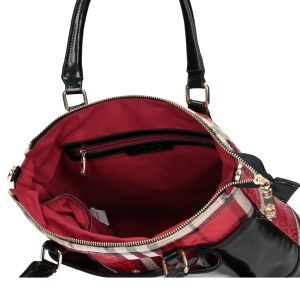 Wnętrze torebki Nobo czarno-czerwonej – jedna komora i trzy kieszonki