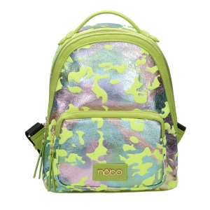 Zielony plecak damski NOBO Multi Color – widok z przodu, kolorowy front w stylu moro, logo marki oraz kieszeń zapinana na zamek