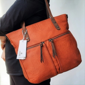 Ceglasta torebka damska D.Cristina z zapinaną przednią kieszenią