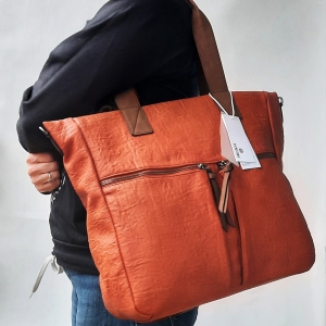 Torebka damska D.Cristina w kolorze ceglastym z zapinaną przednią kieszeni