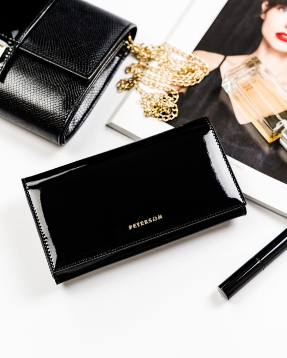 Czarny portfel damski skórzany z akcentem — Peterson