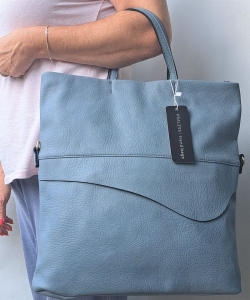 Niebieska torebka damska z regulowanym paskiem do noszenia na ramieniu lub przez ramię