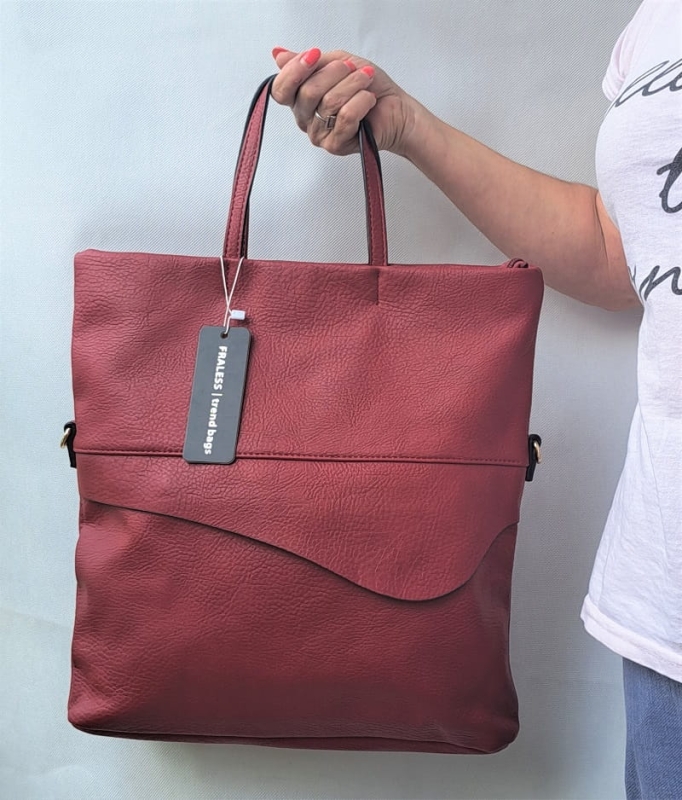 Czerwona torebka damska z regulowanym paskiem do noszenia przez ramię