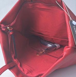 Wnętrze czerwonej torebki damskiej shopper z trzema kieszonkami i podszewką