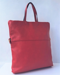 Czerwona torebka damska shopper – tył torebki o gładkim wykończeniu