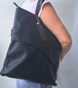 Czarna torebka damska z regulowanym paskiem do noszenia przez ramię