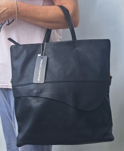 Czarna shopperka damska z przednią kieszenią zapinaną na suwak