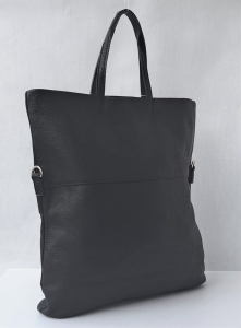 Czarna torebka damska shopper – tył torebki o gładkim wykończeniu