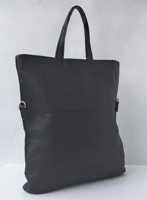 Czarna torebka damska shopper – tył torebki o gładkim wykończeniu