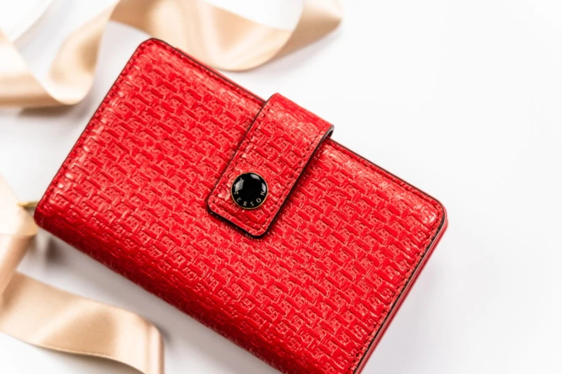 Portfel damski w orientacji pionowej ze skóry ekologicznej zdobionej tłoczeniem