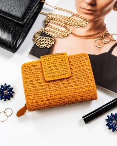 Skórzany portfel damski zamykany na zatrzask - żółty
