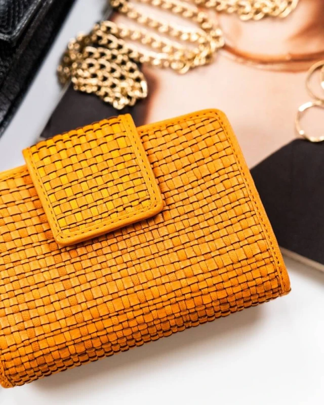 Skórzany portfel damski zamykany na zatrzask - żółty