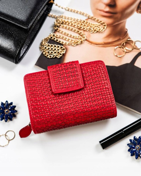 Skórzany portfel damski zamykany na zatrzask