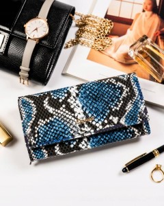 Elegancki granatowy portfel damski 4U CAVALDI wykonany z naturalnej skóry z tłoczeniem imitującym skórę krokodyla.
