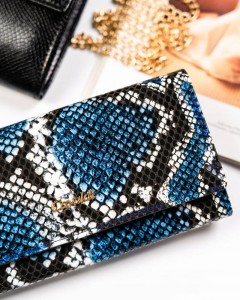 Efektowne tłoczenie skóry krokodyla i subtelne logo 4U CAVALDI podkreślają prestiżowy charakter portfela.