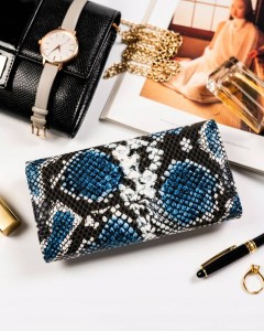 Portfel o wymiarach 18,5 × 10 cm zapewnia dużą pojemność i elegancko mieści się w dłoni.