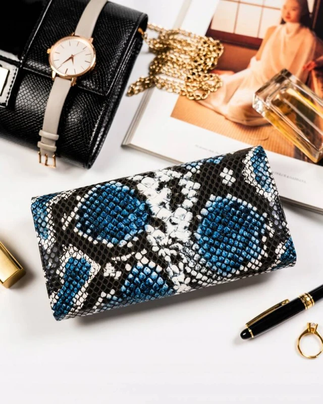 Portfel o wymiarach 18,5 × 10 cm zapewnia dużą pojemność i elegancko mieści się w dłoni.