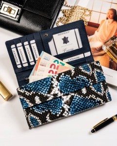 Przemyślane wnętrze z ponad 10 przegródkami na karty i kieszeniami na dokumenty zapewnia wygodę użytkowania.