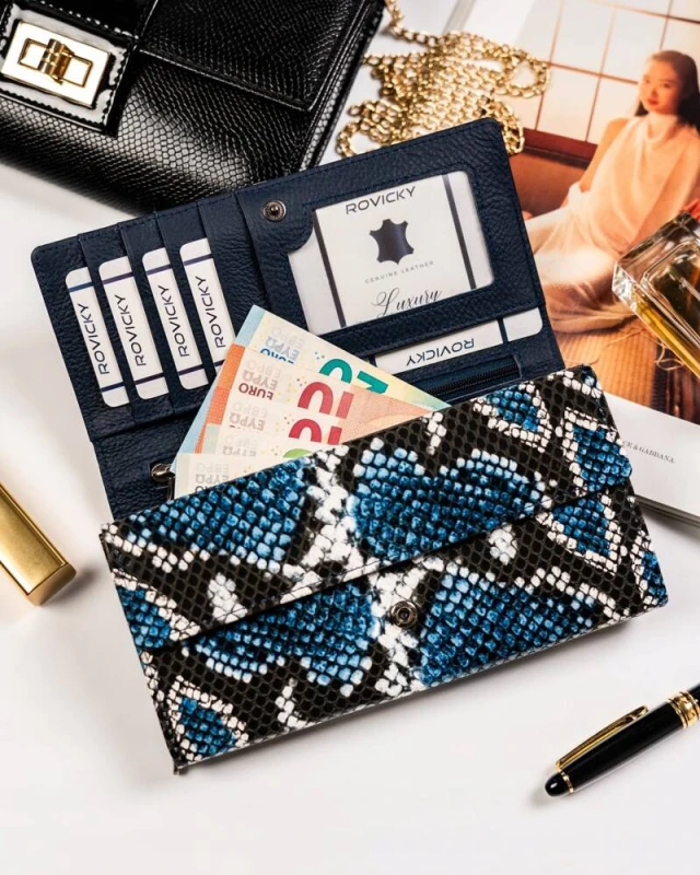 Przemyślane wnętrze z ponad 10 przegródkami na karty i kieszeniami na dokumenty zapewnia wygodę użytkowania.